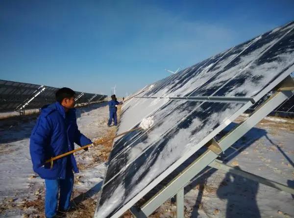 Qışda fotovoltaik enerji istehsal sistemlərinə necə qulluq etmək olar?